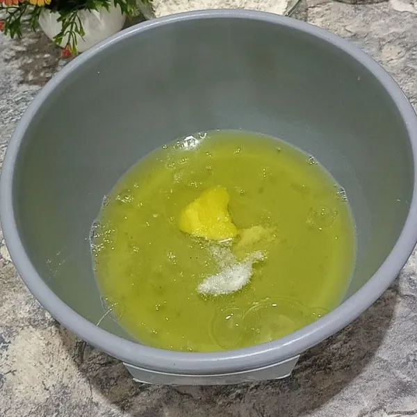 Campur putih telur, vanili, garam, sp mixer dengan kecepatan tinggi sampai berbusa lalu tuang gula secara bertahap
