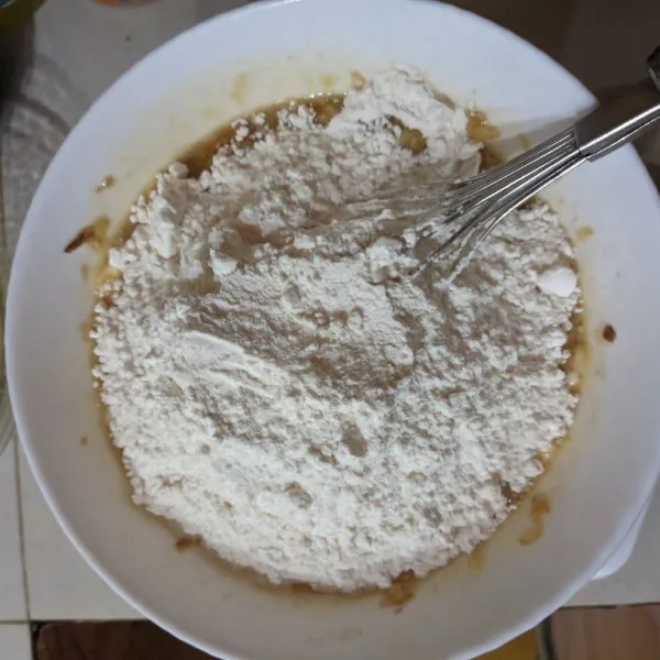 Masukkan tepung terigu bertahap sambil di whisk. Aduk hingga homogen ya. Tapi jangan terlalu lama karna akan membiarkan teksturnya bantat dan padat. Kurang enak