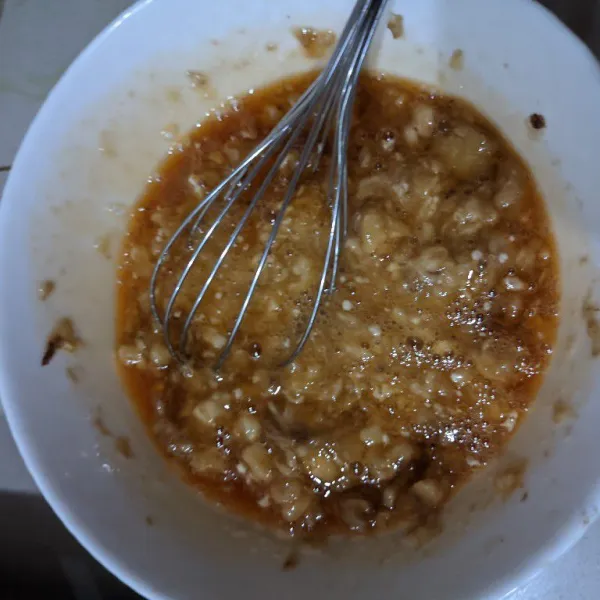 Masukkan kocokan telur dan gula kedalam wadah berisi pisang. Aduk merata kembali .