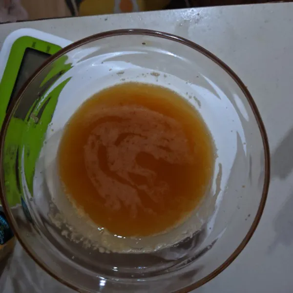 Kocok telur dan gula hingga gula larut dan agak sedikit berbuih. Bisa pakai mixer ataupu whisk saja