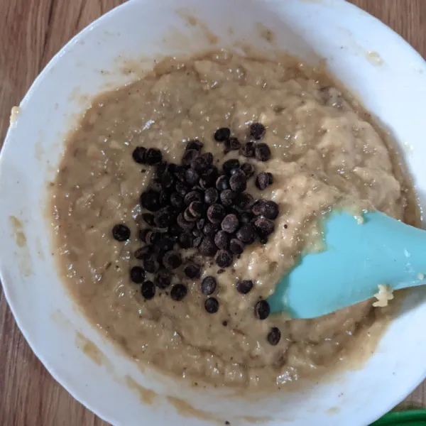 Masukkan chococip. Aduk merata sebentar . ( Jika suka bisa tambahkan raisin juga)