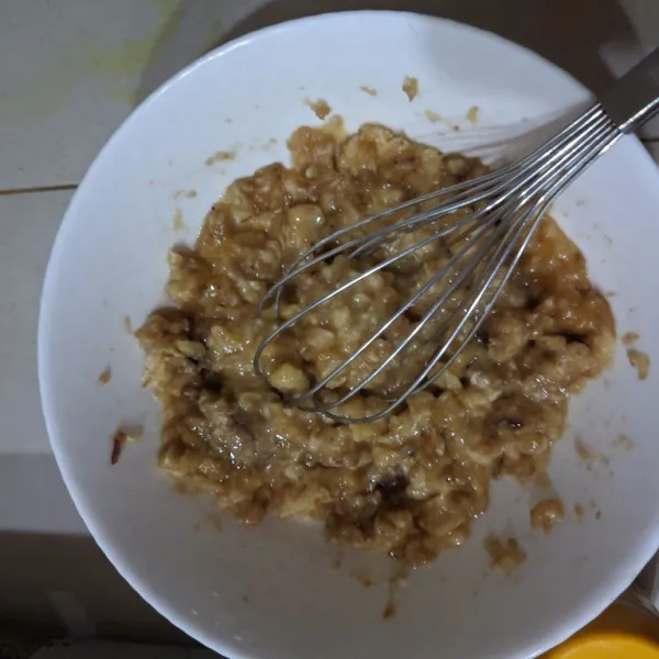 Lumatkan pisang, tidak perlu halus. Biarkan bertekstur. Aku pakai pisang uli. Kalau mau agak bertekstur soft bisa pakai pisang Cavendish