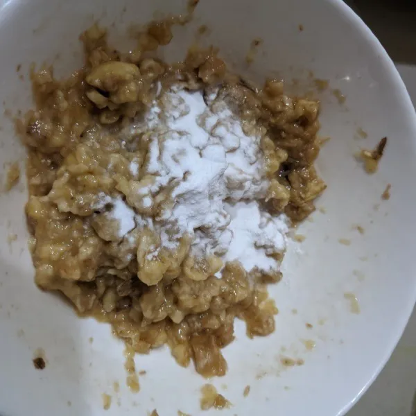 Beri garam, vanili, baking soda dan baking powder. Aduk merata