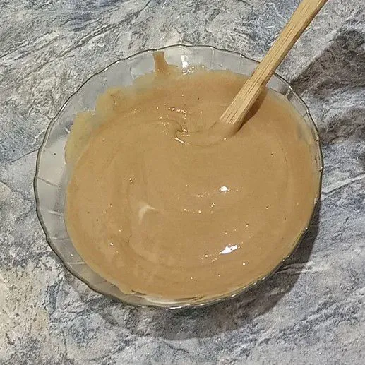 Ambil sedikit adonan beri pasta coklat aduk rata