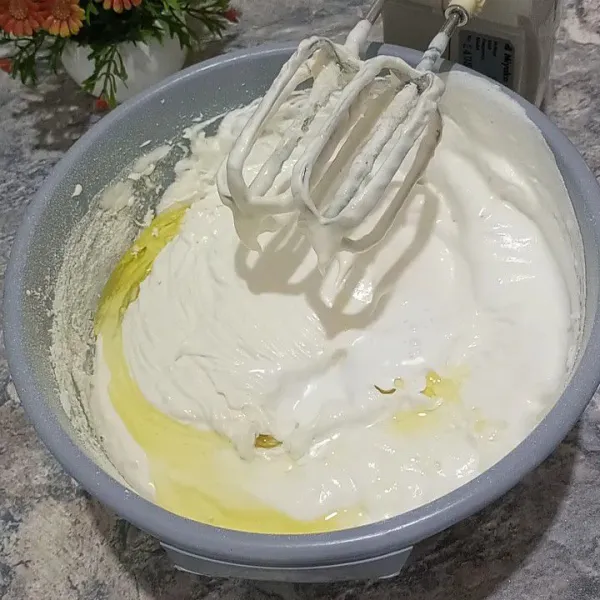 Masukan santan dan minyak goreng mixer dengan kecepatan rendah sebentar saja