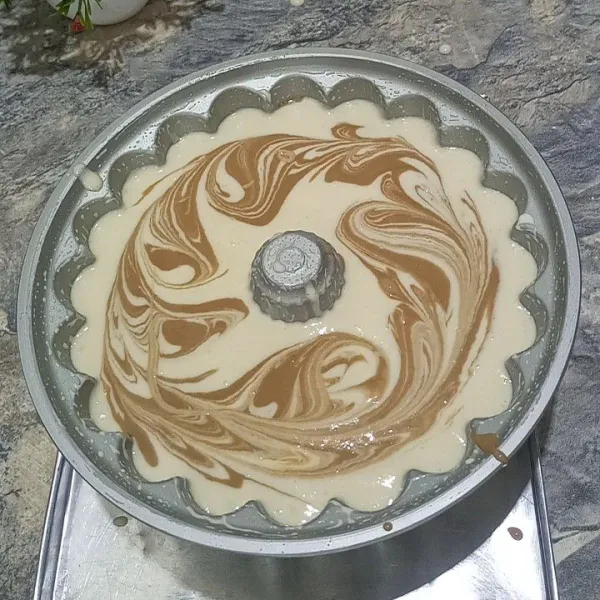 Terakhir diatasnya beri adonan coklat kemudian buat motif