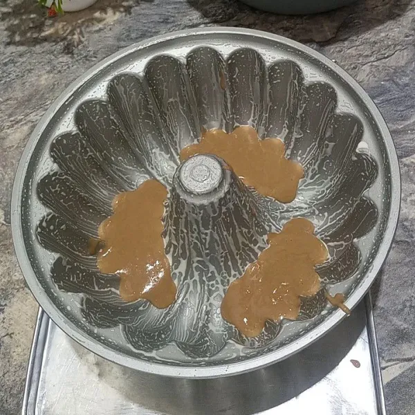 Isi loyang dengan sedikit adonan coklat
