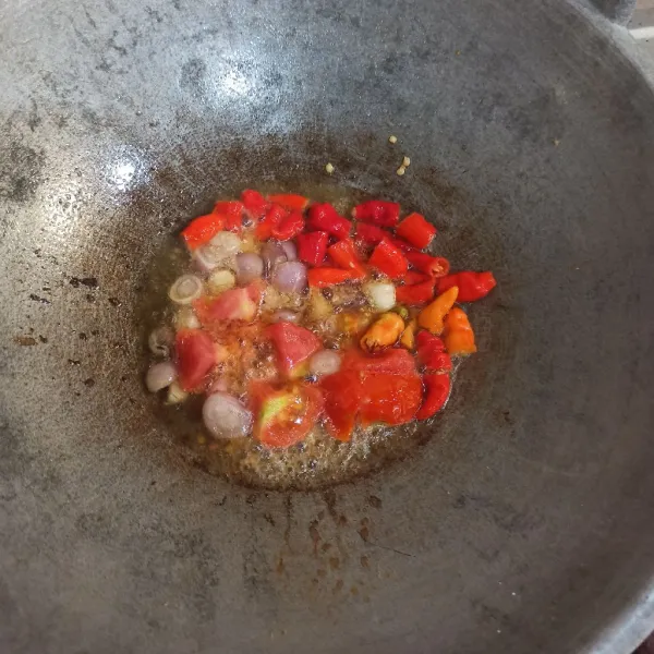 Tunggu sedikit layu, masukan cabe. Tunggu layu lalu angkat letakan di cobek.