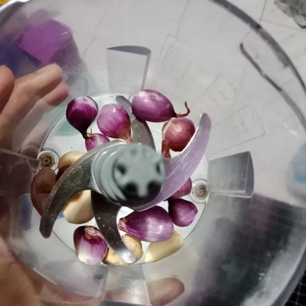 Haluskan bawang merah, bawang putih, dan kemiri.