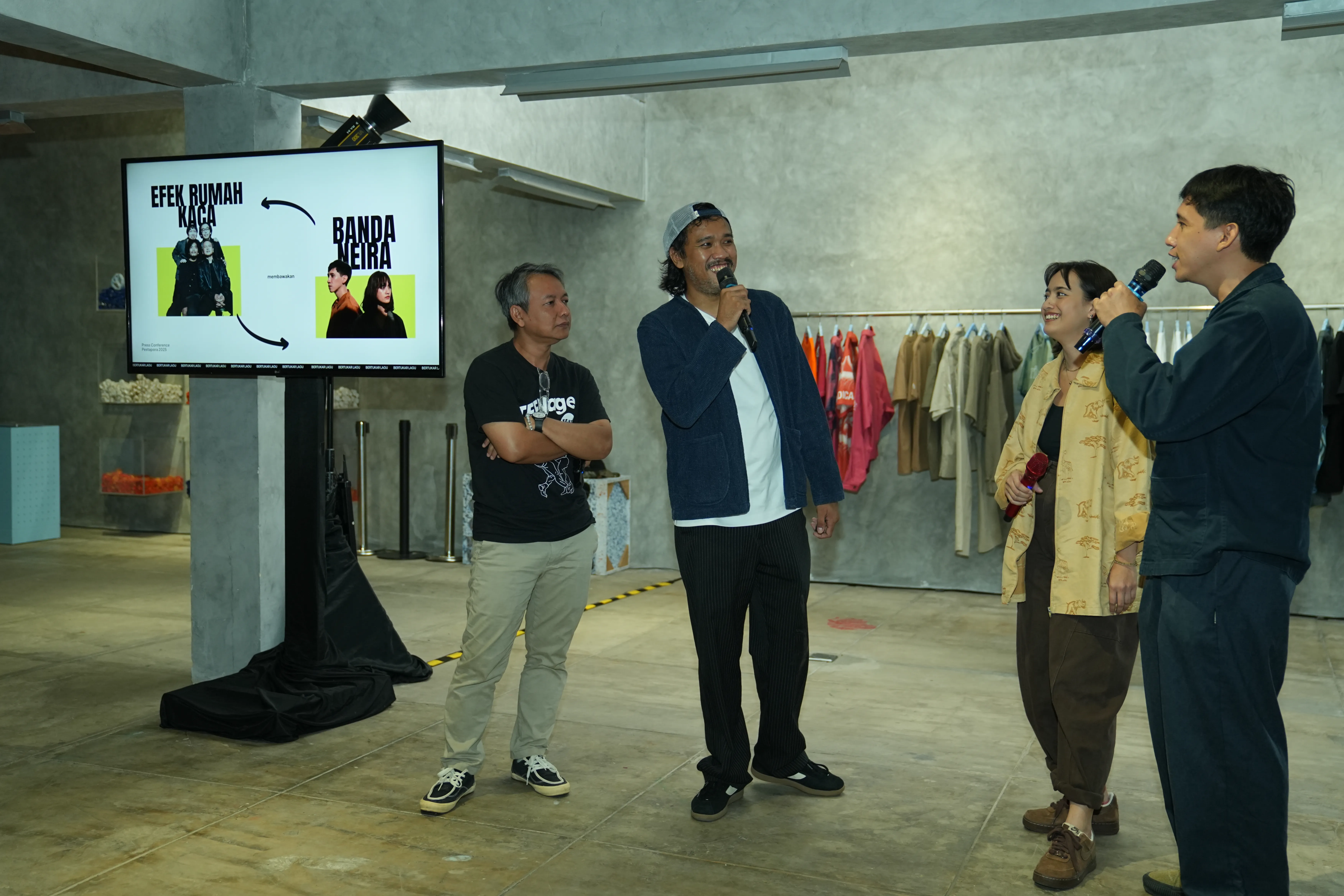 Salah satu kejutan menarik tahun ini adalah hadirnya konsep “Bertukar Lagu.” Lewat format ini, musisi akan tampil dengan set-list milik musisi lain, memberikan sensasi baru yang belum pernah ada sebelumnya. Bayangkan kalau musisi favorit kamu membawakan lagu-lagu dari 
