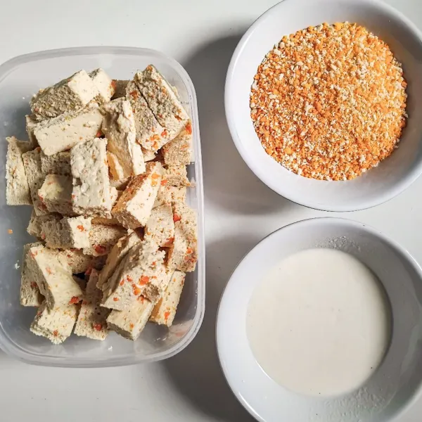 Angkat, tunggu naget dingin, potong-potong sesuai selera. Baluri naget satu per satu dengan bahan celupan