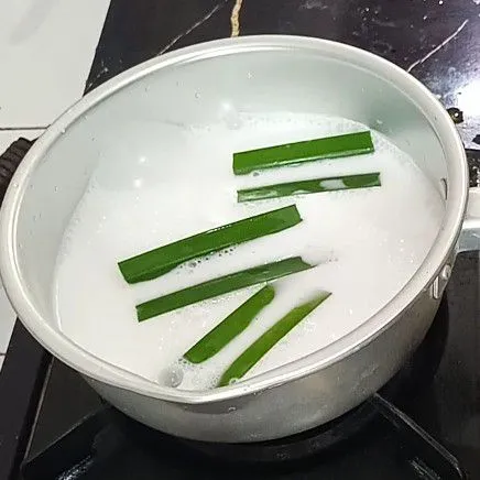 Campur santan, garam dan daun pandan masak sampai mendidih sisihkan dahulu.