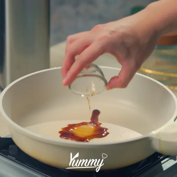 Panaskan wajan tuang bahan glaze sampai mendidih lalu masukkan mochi kentang yang sudah dimasak.