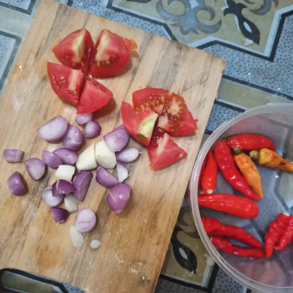 Potong bawang merah, bawang putih, tomat, dan cabe.