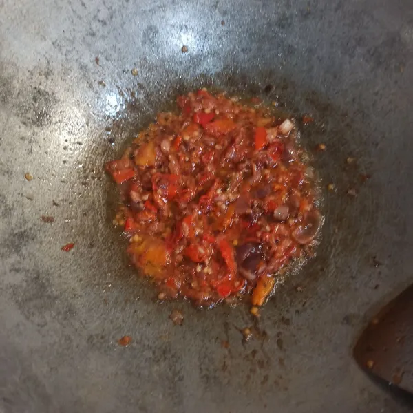 Masukan ke wajan sisa goreng tadi.