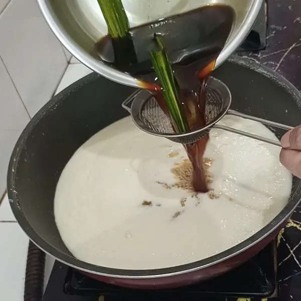 Tuang air gula merah sambil di saring.