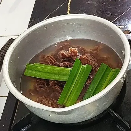 Campur gula merah, air dan daun pandan masak sampai gula larut dan mendidih.