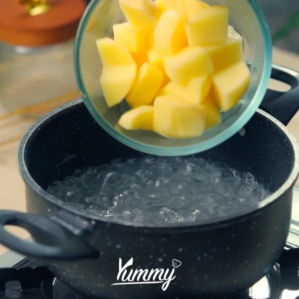 Rebus kentang sampai matang kemudian haluskan, lalu beri tepung kentang, garam, dan susu bubuk.