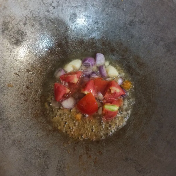 Panaskan minyak, masukan tomat dan bawang putih, dan bawang merah.