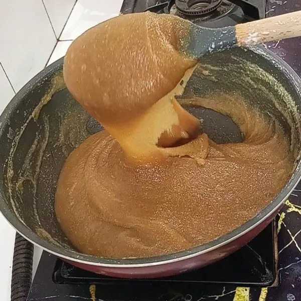 Masak sampai matang dan mengental kenyal, bubur siap disajikan dengan kuah santan.