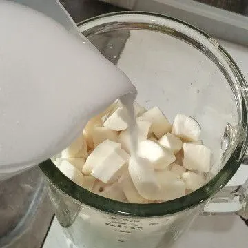 Lalu blender bersama santan encer.