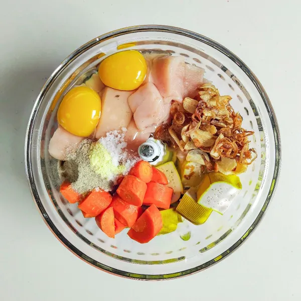 Campurkan semua bahan ke dalam bowl chopper