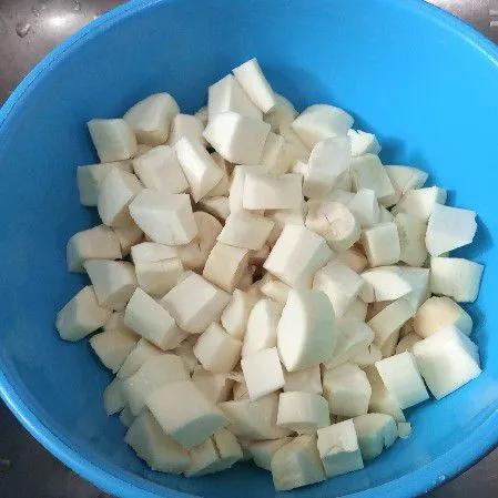 Potong singkong kecil kecil.