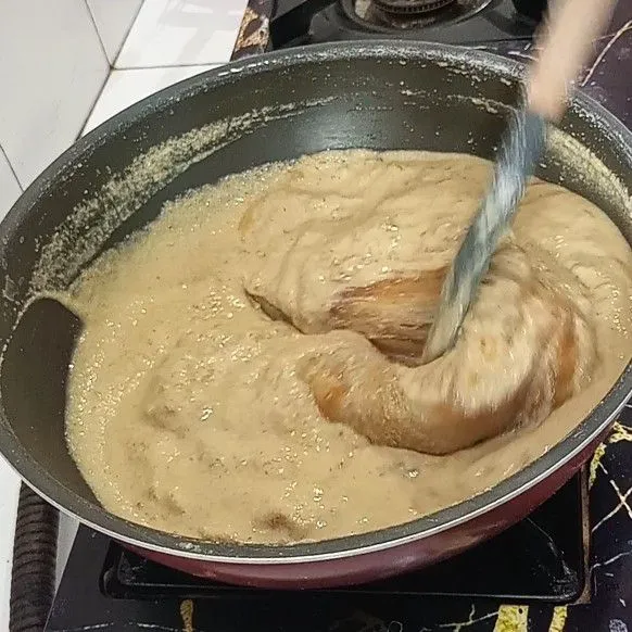 Sudah mulai mengental, aduk terus.