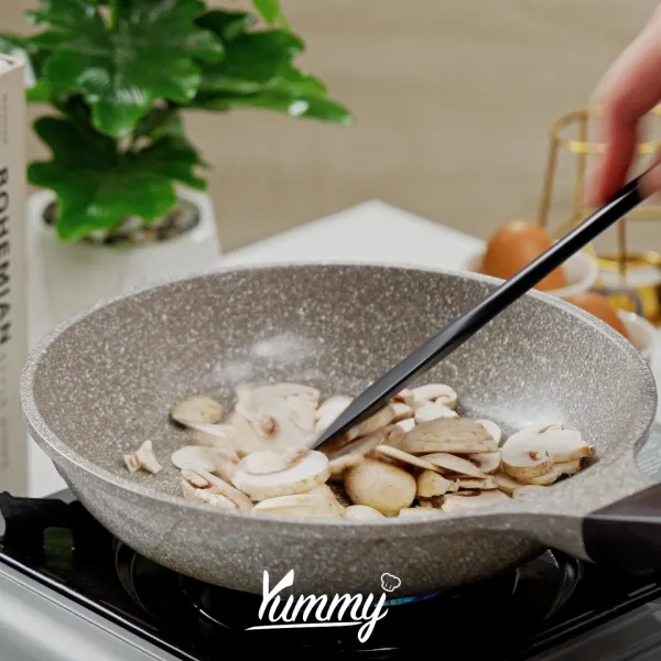 Panaskan minyak tumis sebentar jamur, sisihkan.