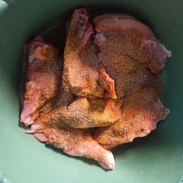 Campur dengan semua bumbu, aduk rata.