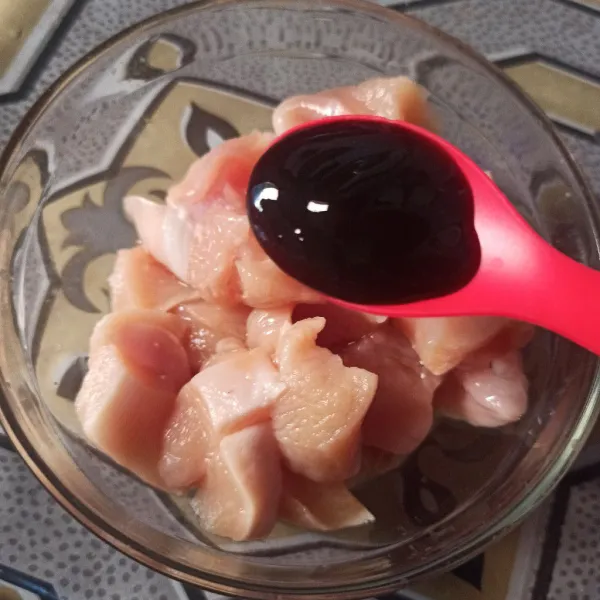 Beri saos tiram, minyak wijen, lada bubuk, dan kecap inggris, aduk rata.