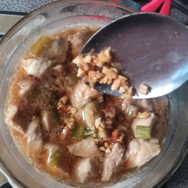 Letakan bawang putih di atas ayam.