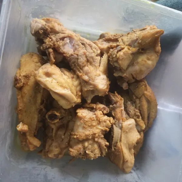 Buka perlahan tutup panci presto. Ambil ayamnya, letakan di wadah