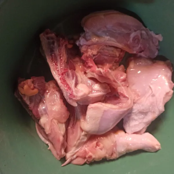 Cuci bersih paha ayam, potong jadi beberapa bagian.