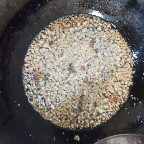 Goreng bawang putih hingga golden brown.