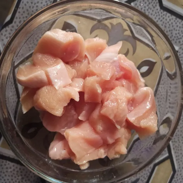 Potong ayam kecil - kecil saja.