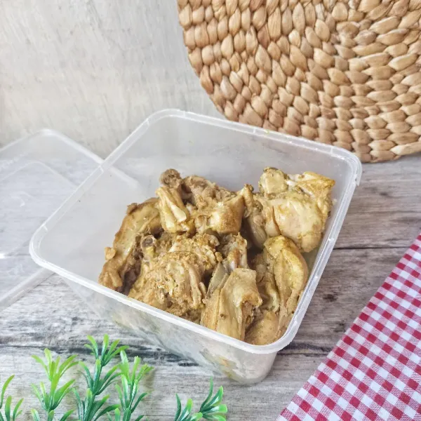 Tunggu dingin suhu ruang, tutup wadah. Lalu masukan freezer untuk stok frozen food