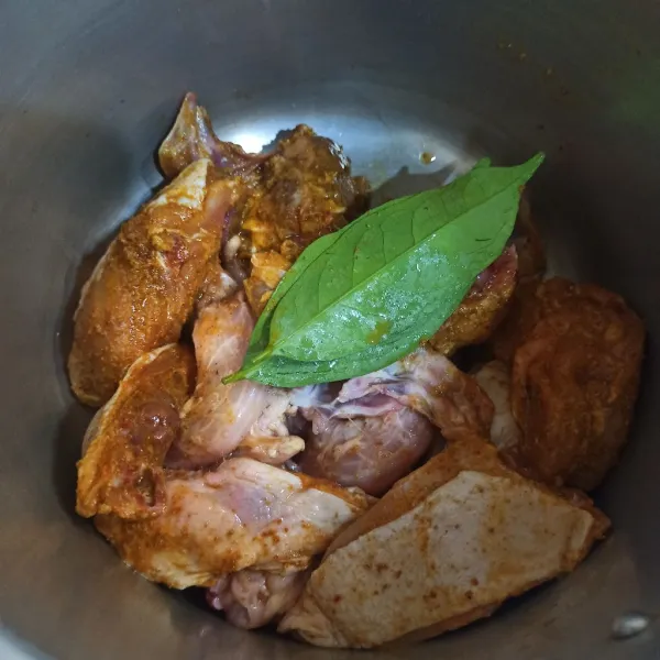 Masukan ke panci presto, beri daun salam dan lengkuas.