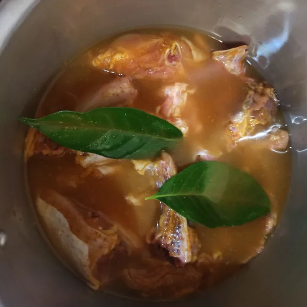 Tambahkan air hingga ayam terendam, aduk dan cek rasa. Masak di panci presto 10 menit setelah berbunyi, lalu buang uapnya.