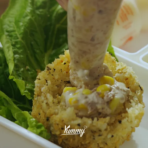 Tambahkan campuran tuna mayo di atas nasi yang sudah digoreng.