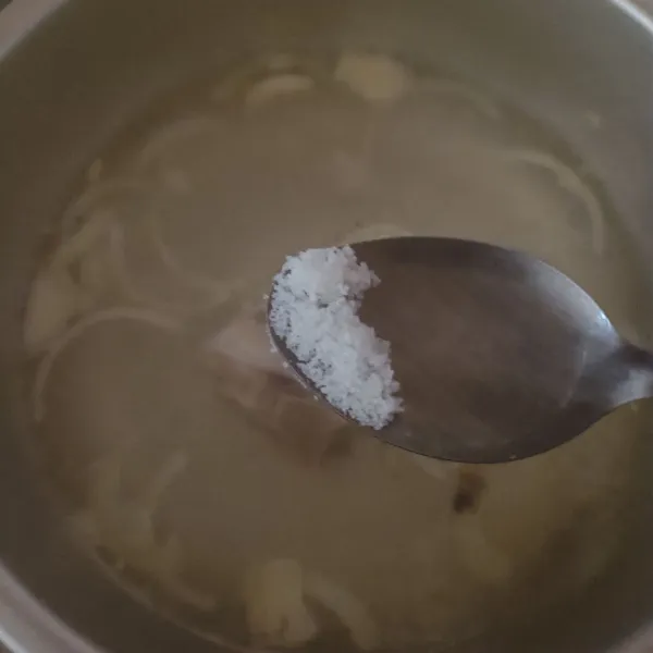 Beri lada bubuk, garam, dan penyedap rasa. Aduk rata.