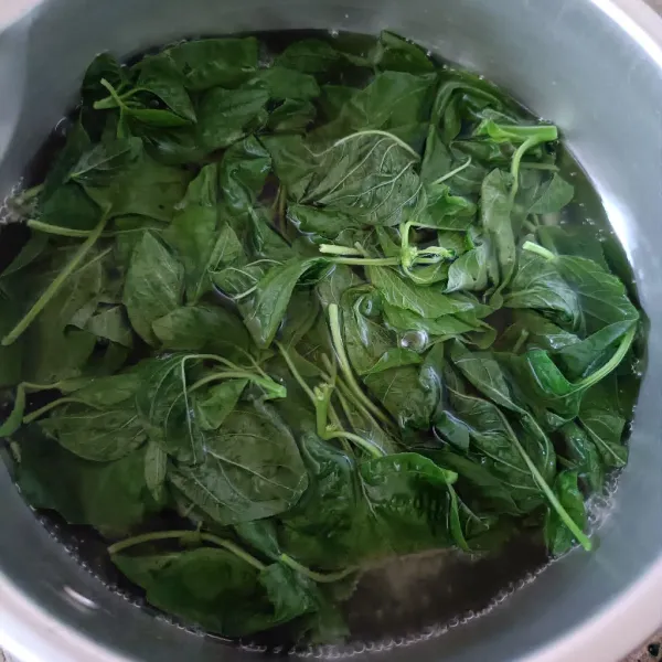 Rebus bayam. Tiriskan.