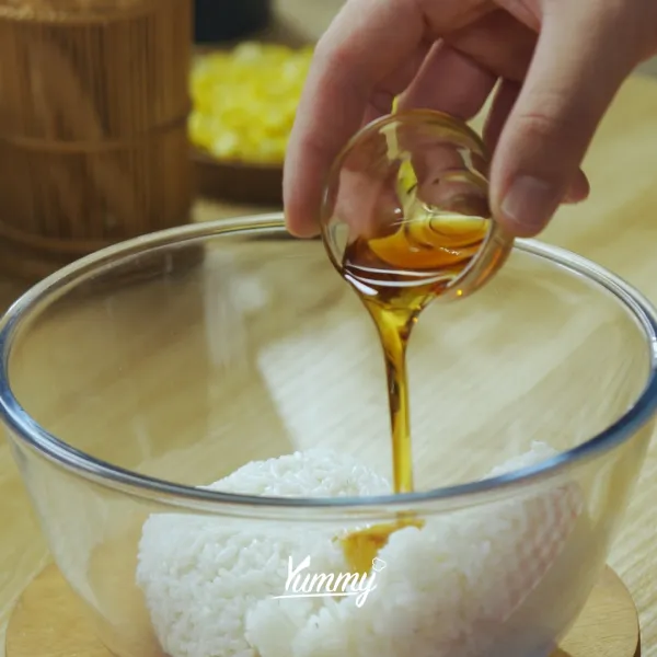 Campurkan nasi putih, furikake, dan minyak wijen di wadah. Aduk hingga rata dan cetak, masukkan di freezer hingga set.