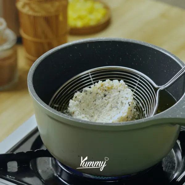 Balurkan nasi yang sudah dicetak ke dalam telur lalu tepung roti, goreng hingga kecoklatan.