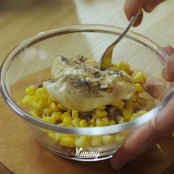 Campurkan tuna, mayo, minyak wijen, garam, lada putih, dan jagung manis di wadah. Aduk hingga rata.