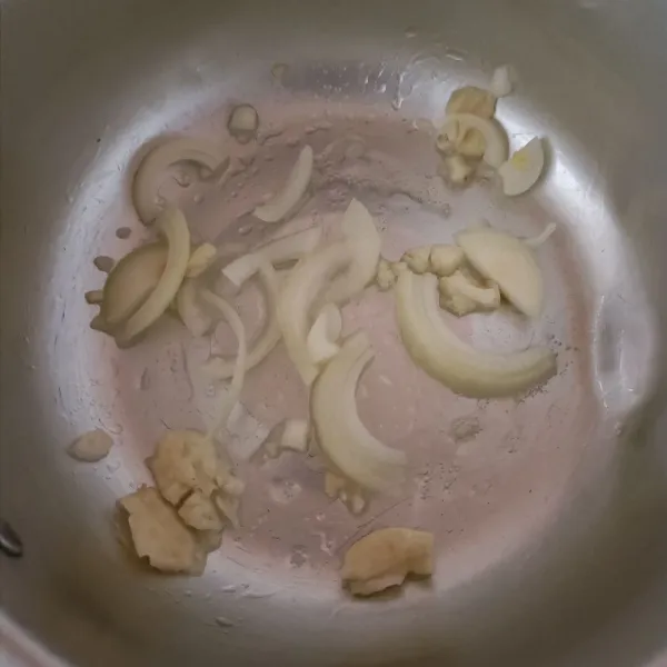 Tumis bawang putih dan bawang bombay sampai layu dan harum.