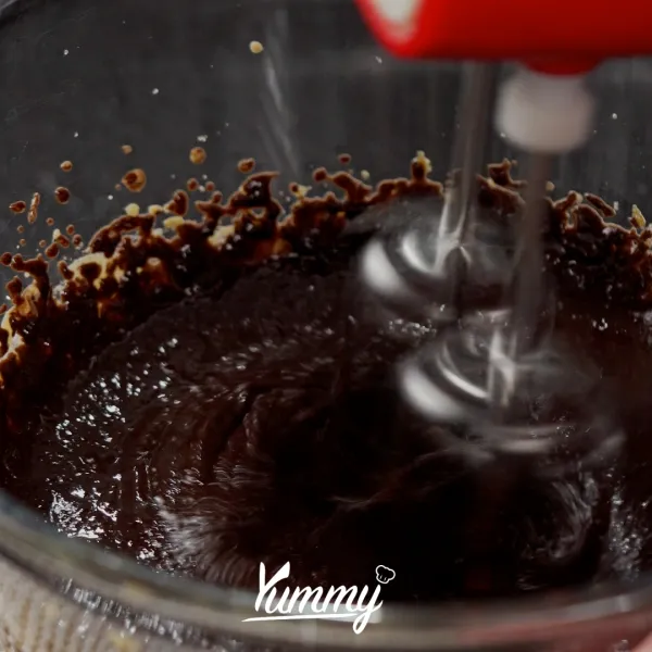 Siapkan wadah mangkuk tuang kuning telur, caster sugar, garam, dan vanilla essence. Mixer sampai tercampur rata, lalu tuang coklat yang sudah dilelehkan dan mixer kembali. Tambahkan susu dan maizena.