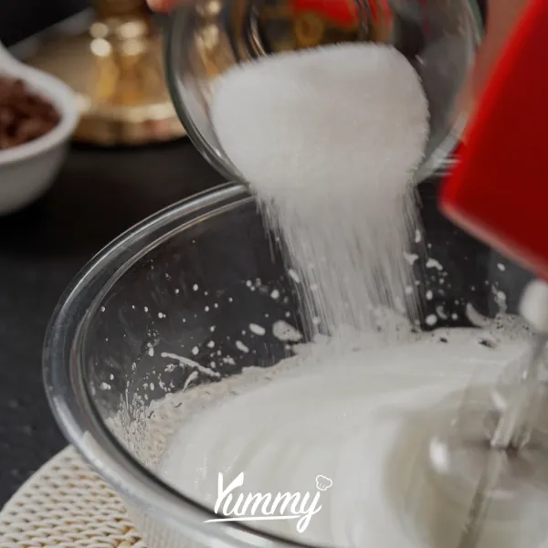 Mixer putih telur sampai mengembang, lalu tuang perlahan gula, mixer kembali sampai menjadi merengue. Tuang ke dalam bowl berisi adonan coklat, kemudian folding perlahan, lalu tuang ke dalam cetakan kue.
