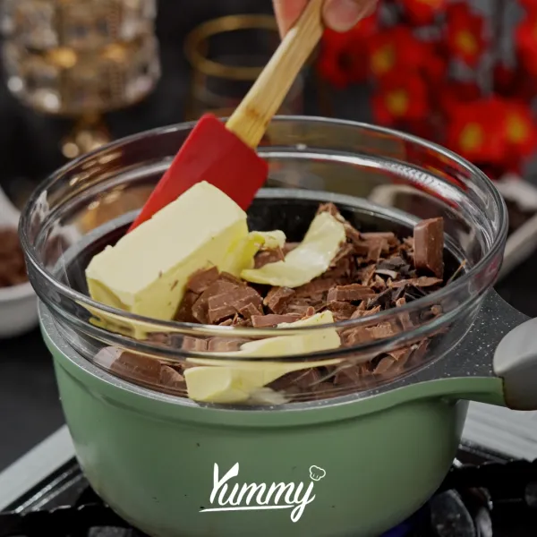 Bain marie dark chocolate, milk chocolate, dan unsalted butter sampai meleleh lalu sisihkan.