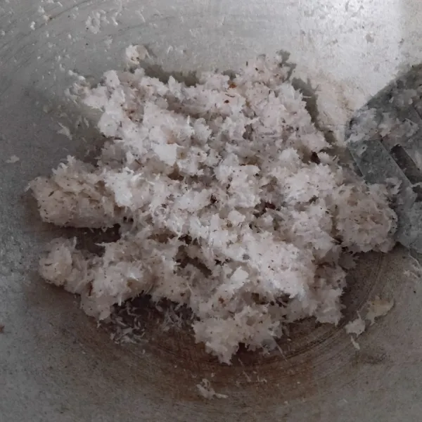 Masukan kelapa dan larutan maizena, lalu aduk hingga rata. Masak terus hingga unti kering dan air menyusut.